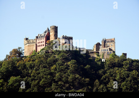 Schonburg Château, haut au-dessus de la ville d'Oberwesel, sur le Rhin, Allemagne Banque D'Images
