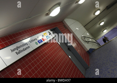 Un cliché pris dans la station U-Bahn Rathaus à Hambourg. Banque D'Images