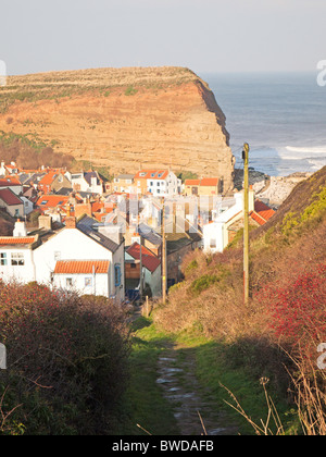 Le village balnéaire de Staithes vu de l'approche par le sud sur la route de Cleveland Banque D'Images