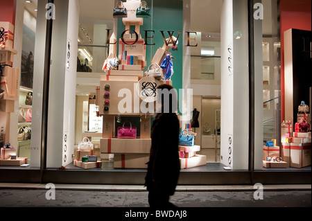 Paris, France, Femme, Luxe 'Window Shopping', Avenue Montaigne, Le magasin Loewe fait face aux fenêtres la nuit Banque D'Images