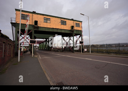 Rolling Lift (bascule) pont entre Orient et Occident flotteur flotteur sur la Mersey Docks, Birkenhead, Wirral, UK Banque D'Images