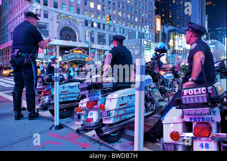 Trois moto de NYPD Highway Patrol en attente dans Times Square, New York. Banque D'Images