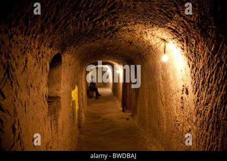 Une cabine privée avec meubles d'époque dans un ancien abri souterrain maintenant ouvert comme une attraction historique à Malte. Banque D'Images