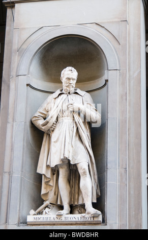 Statue de Michelangello à la Galerie des Offices. Il y a 28 statues de célèbres florentins autour des murs de la Galerie des Offices Banque D'Images