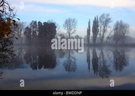 Tôt le matin, vue sur la Tamise de Kew Gardens à l'égard de Syon House, Richmond-on-Thames, London. Banque D'Images