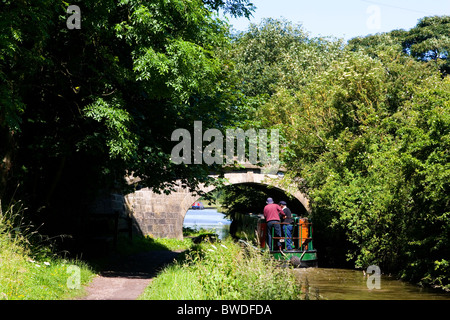 Un petit bateau sur le canal à Macclesfield Cheshire Bollington ; Banque D'Images