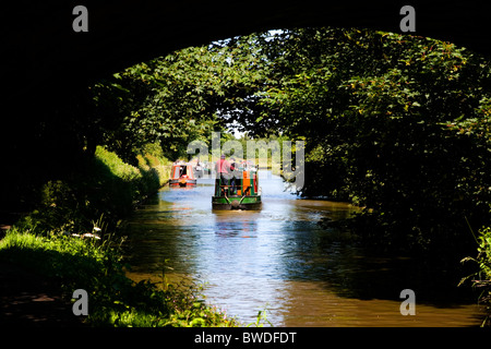 Un petit bateau sur le canal à Macclesfield Cheshire Bollington ; Banque D'Images