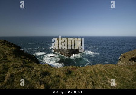 L'île de évêques, côte atlantique près de Kilkee, comté de Clare, Irlande Banque D'Images