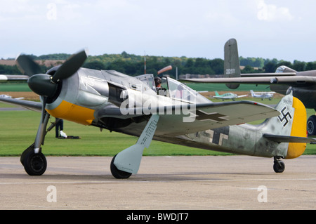 Flugwerk-construit Focke Wulf FW 190 A8/N dans les couleurs de la Luftwaffe le roulage à Duxford Flying Legends Airshow Banque D'Images