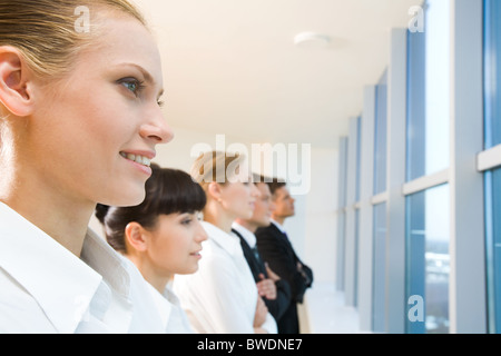 Image de groupe d'affaires en ligne et à la recherche à travers la vitre avec la jolie femme en face Banque D'Images