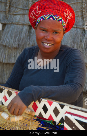 Zulu Femme tissant un tapis de Rush, Shakaland, Afrique du Sud Banque D'Images
