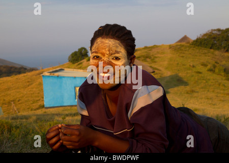 Jeune femme Xhosa !et paysage, Coffee Bay, Afrique du Sud Banque D'Images