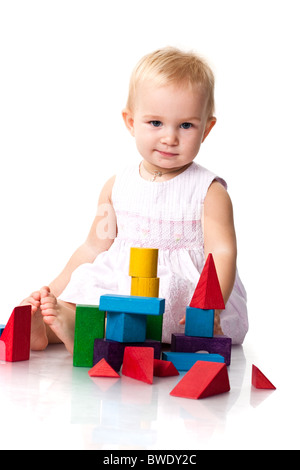 Beau Bébé Cubes avec la construction d'un château isolé sur blanc Banque D'Images