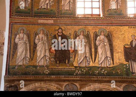 L'intérieurapt Basilique Sant'Apollinare Nuovo, Ravenne montrant le Christ intronisé avec quatre anges mosaic Banque D'Images