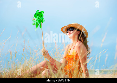 Femme avec moulin à la plage Banque D'Images