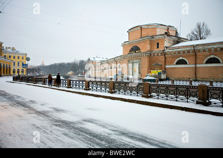 La rivière moïka avec les Grandes Ecuries St Petersburg - Bâtiment Banque D'Images