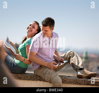 La femme et l'homme assis sur le mur Banque D'Images