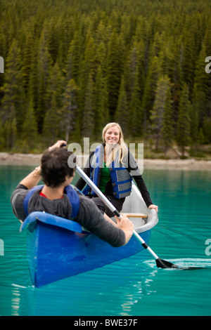 Un couple heureux canoë sur un lac glaciaire Banque D'Images