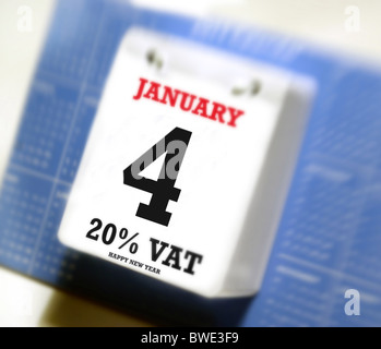 Augmentation de taxe sur la valeur ajoutée, rappel montrant sur un bureau calendrier ( 4 janvier ) 20 % TVA . Une partie de l'UK les mesures d'austérité Banque D'Images