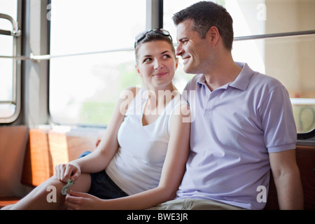 Couple voyageant en funiculaire Banque D'Images