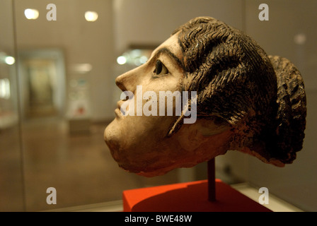 Masque d'une femme avec une grande bobine de cheveux tressés , règne d'Hadrien, 117-138 AD, Metropolitan Museum of Art, Banque D'Images