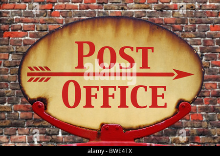 Un vieux rétro rouillé arrow sign avec le bureau de poste de texte Banque D'Images