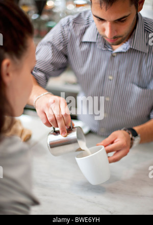 Barman faire le café pour femme Banque D'Images