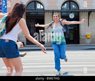 Réunion des jeunes filles à la gare Banque D'Images