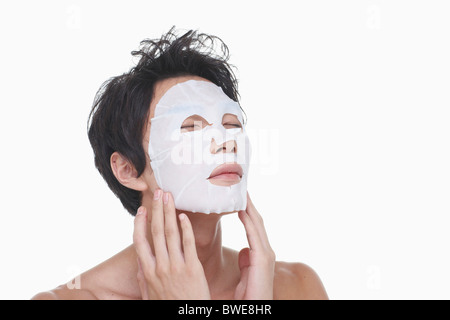 Guy fait un masque de beauté Banque D'Images