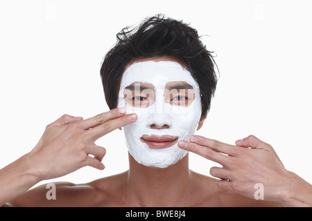 Guy fait un masque de beauté Banque D'Images