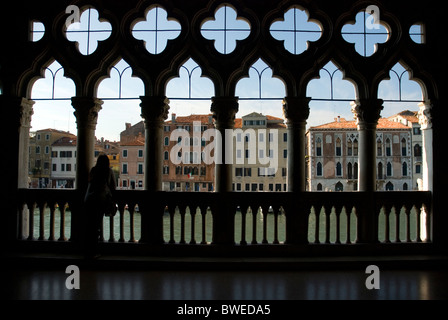 Balcon de 'Ca D'oro Palace avec vue sur le Grand Canal, Venise, Italie Banque D'Images