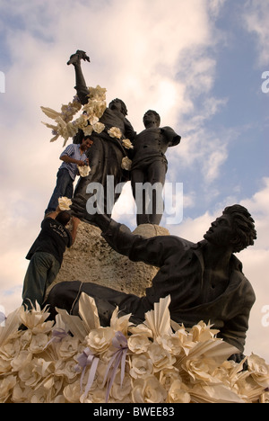 Statue de la Place des Martyrs tout enguirlandés en préparation pour une soirée fashion show, centre-ville, Beyrouth, Liban. Banque D'Images