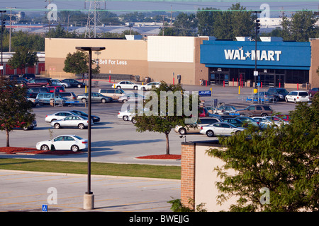 Un magasin Wal-Mart dans la banlieue de Chicago avec un ancien logo de l'entreprise. Banque D'Images