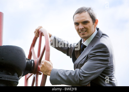 Portrait of Captain holding rudder et looking at camera avec Smile Banque D'Images