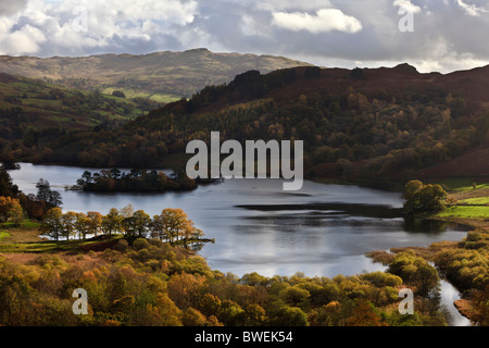 Vue automnale de Rydal Water de mousse blanche, Commune du Parc National de Lake District, Cumbria, Angleterre Banque D'Images