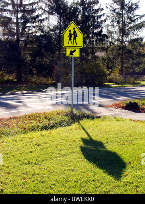 Passage pour piétons sign on rural road. Banque D'Images