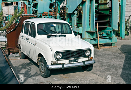 Renault 4 GTL - voiture française classique Banque D'Images