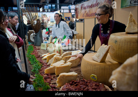 Paris, France, petits groupes, femmes commis, cuisine Food Festival, spécialités italiennes au fromage, 'papilles en Fête', fromagerie Paris Banque D'Images