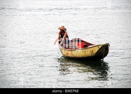 Pêcheur chinois dans un bateau traditionnel au large de l'île de Lamma, Hong Kong. Banque D'Images