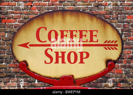 Un vieux rétro rouillé arrow sign avec le texte Coffee shop Banque D'Images