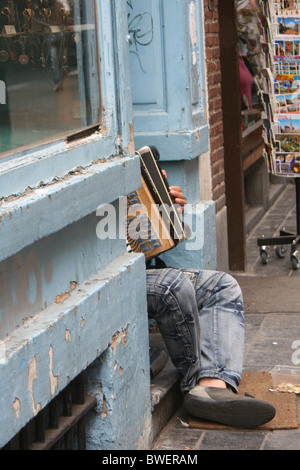 Un musicien ambulant à jouer de l'accordéon dans une embrasure, Bruges, Belgique Banque D'Images
