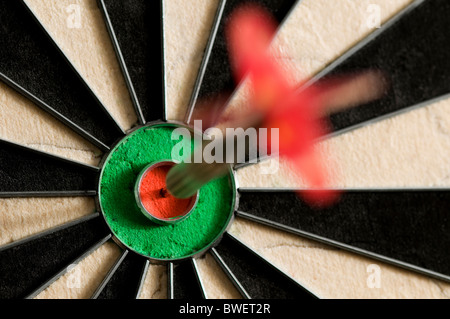 Dans dart fléchettes bullseye Banque D'Images