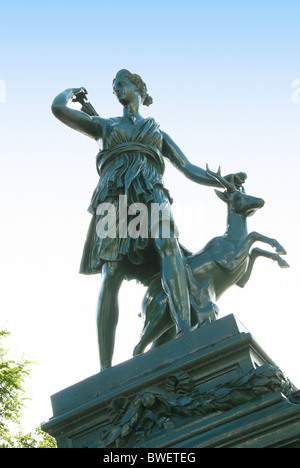 Sculpture de déesse mythologique avec un chevreuil au sommet Diana Cazadora Fontaine en Betanzos, Espagne Banque D'Images