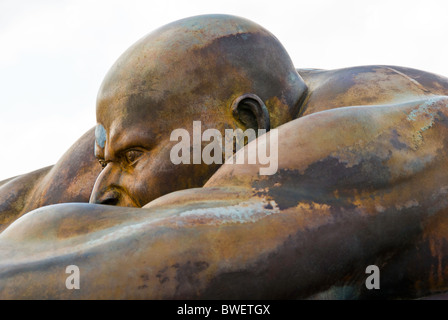 'El Guardian' sculpture par Ramon Conde près de Tour d'Hercule (Torre de Hercules), La Corogne ou La Coruna, Espagne Banque D'Images