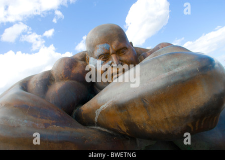 'El Guardian' sculpture par Ramon Conde près de Tour d'Hercule (Torre de Hercules), La Corogne ou La Coruna, Espagne Banque D'Images