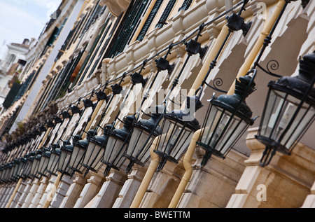 S'allume en même temps le Liston arcade.Construit par les Français dans l'imitation de la rue de Rivoli à Paris. Banque D'Images