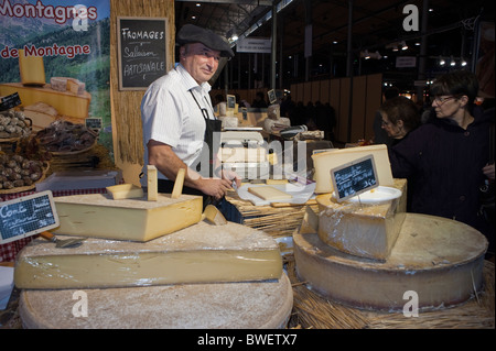 Cuisine française Food Festival, French Man in Beret Hat vendant Cheese Shop Display 'papilles en Fête', french stereotypes, fromagerie Man vendant Banque D'Images