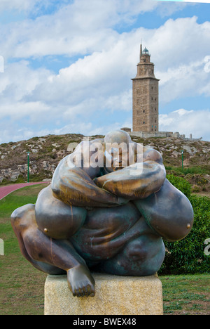 'El Guardian' sculpture par Ramon Conde et tour d'Hercule (Torre de Hercules), La Corogne ou La Coruna, Espagne Banque D'Images