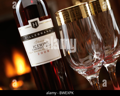 Bouteille de Vin Rouge Cabernet Franc par Hillebrand et deux verres à vin en face d'une cheminée Banque D'Images
