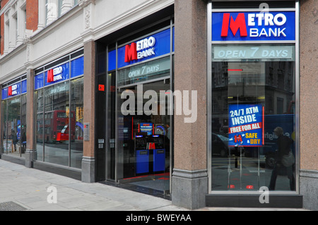 En tant que nouvelle banque britannique Metro a ouvert cette première branche locaux en 2010 à un coin du dans Holborn Londres Angleterre Royaume-uni Banque D'Images